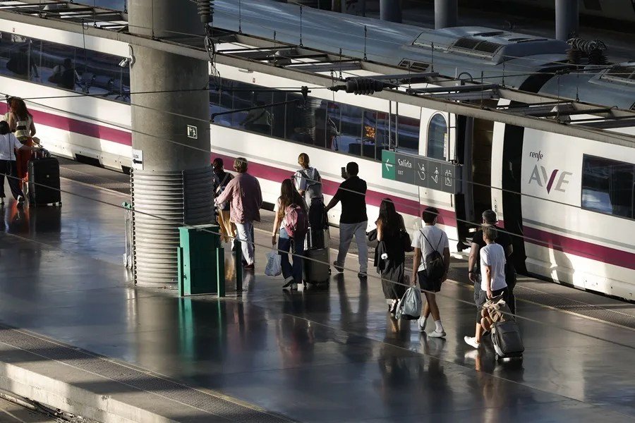 Un grupo de pasajeros en la estación de Atocha en Madrid. EFE/J.J.Guillén/ Archivo